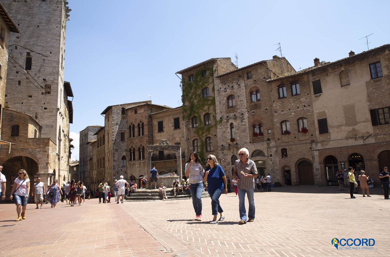 passeggiata piazza san gimignano