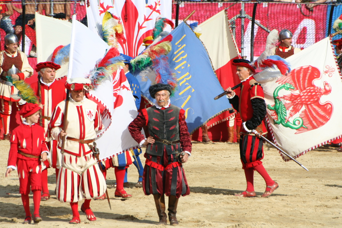 Guida per i visitatori alla storia, alle rivalità e alle celebrazioni che rendono il Calcio Storico il festival più unico di Firenze nel mese di giugno.